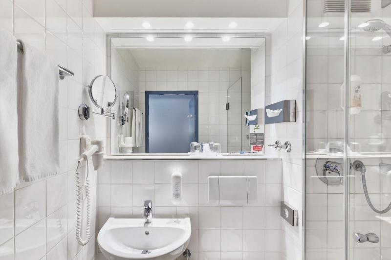 Twin Room image 2