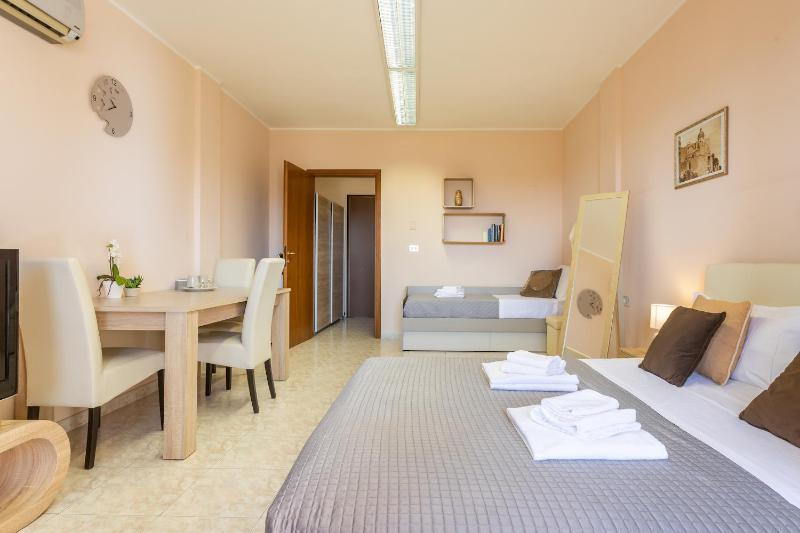 Triple Room with Balcony image 4