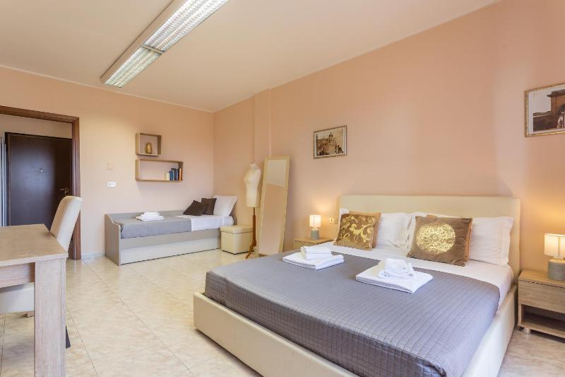 Triple Room with Balcony image 3