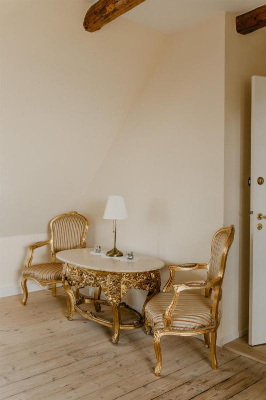 Family Room image 3