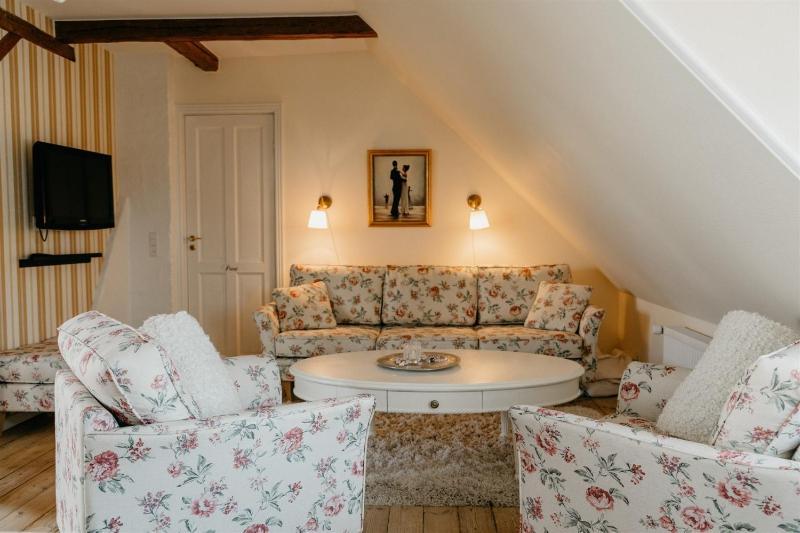 Family Room image 4