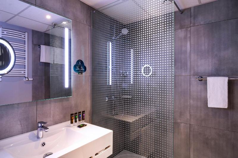 Standard Twin Room image 3