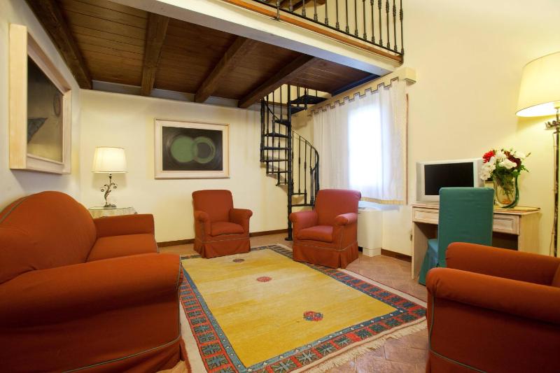 Deluxe Triple Room image 1