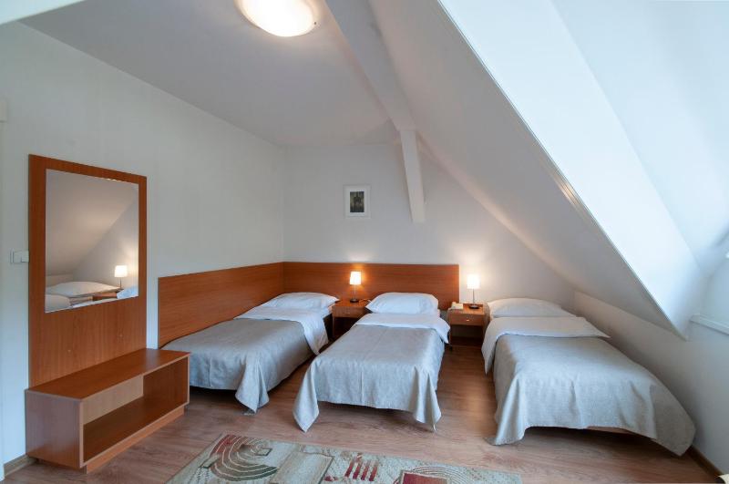 Basic Triple Room image 3