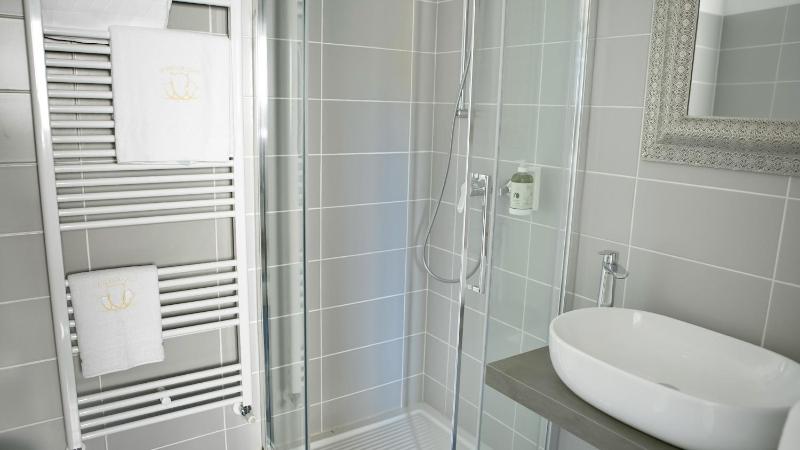 Double Room with Balcony image 4