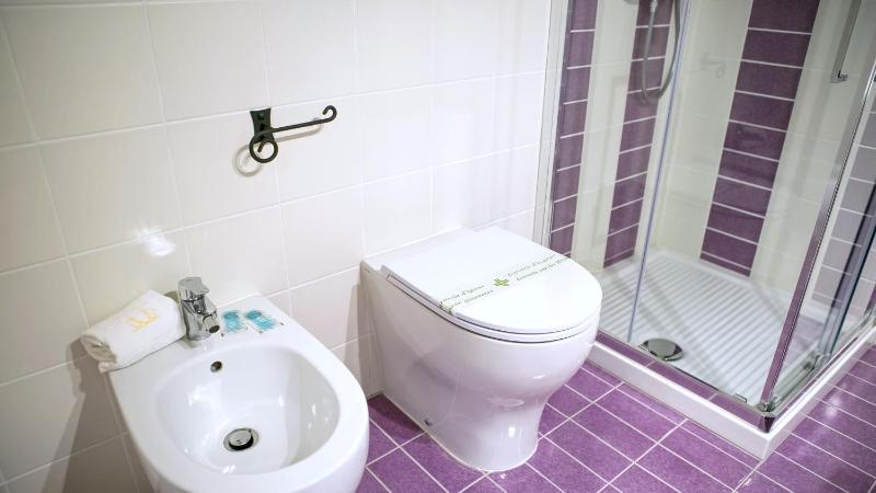 Double Room with Balcony image 2