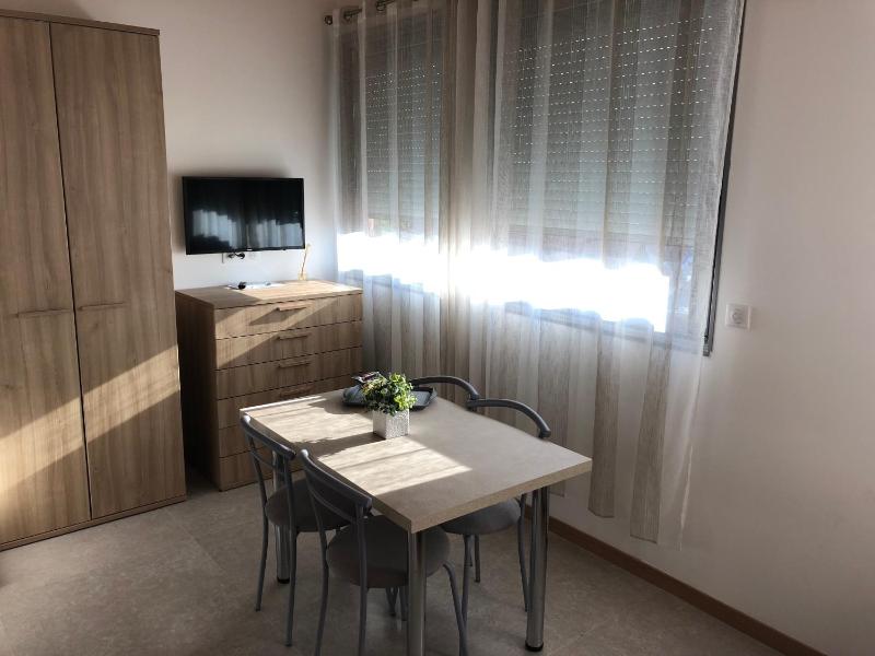 One-Bedroom Apartment image 3