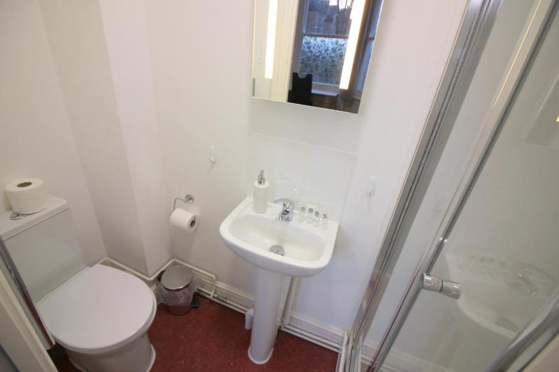 Single Room with Double Bed & Private Bathroom image 2