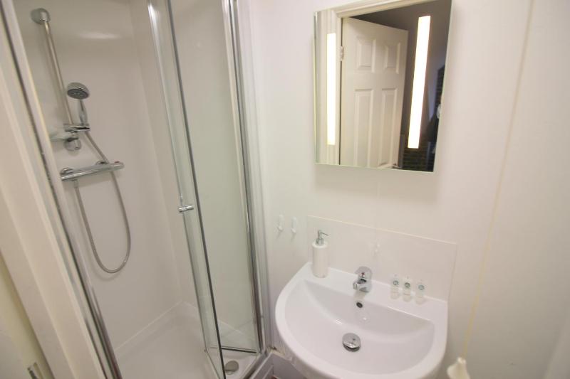 Single Room with Double Bed & Private Bathroom image 3