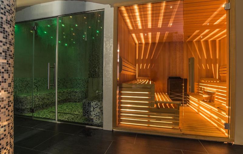 Deluxe Quadruple Room image 4