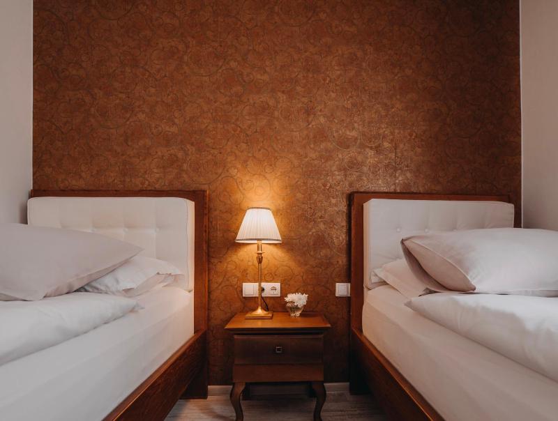 Standard Twin Room with Street View image 2