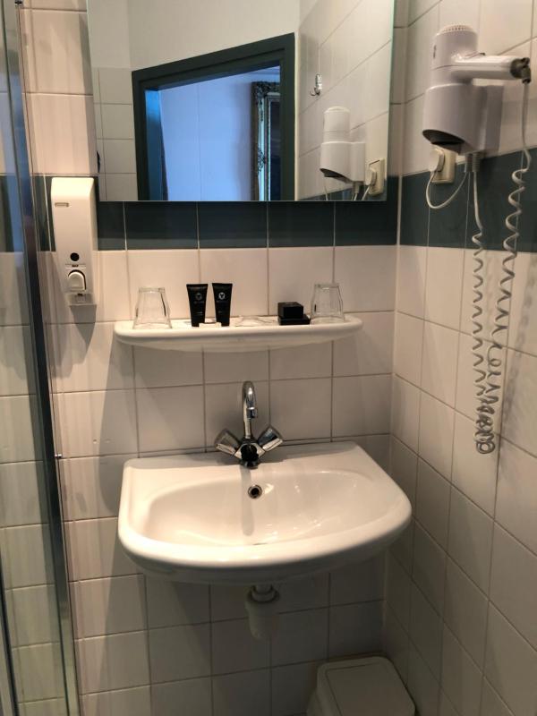 Double Room with Sea View - Ground Floor image 4
