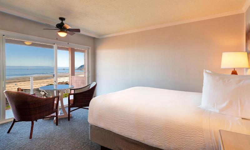 Queen Room with Partial Ocean View image 1