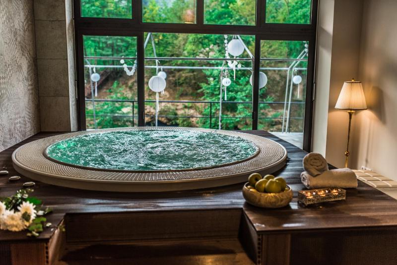 Standard Triple Room with Street View image 4