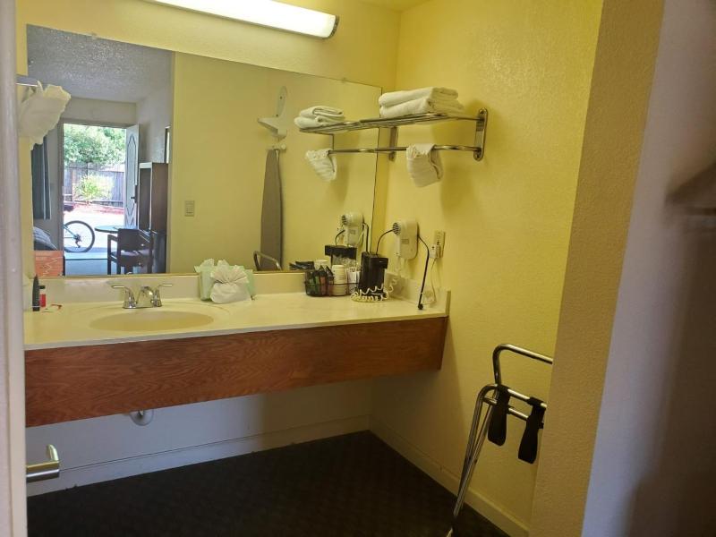 Queen Room - Mobility Access/Non-Smoking image 2