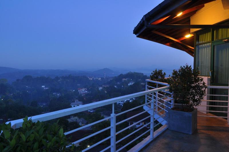 Amaara Sky Hotel Kandy - image 1