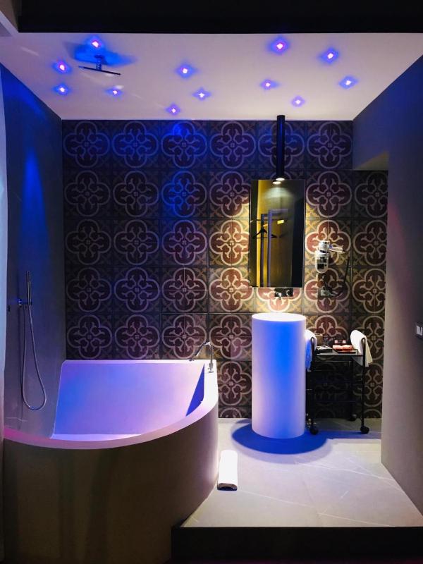 Deluxe Double Room with Bath image 2