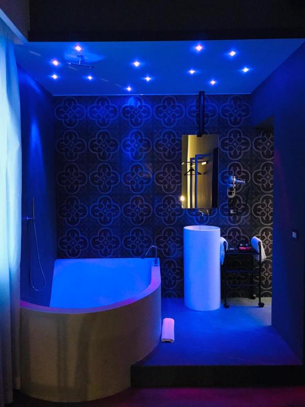 Deluxe Double Room with Bath image 3