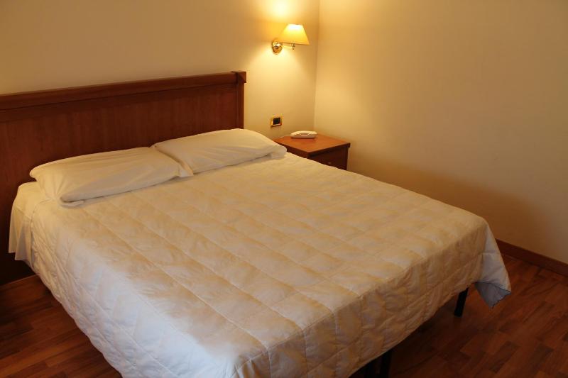 Classic Triple Room image 4