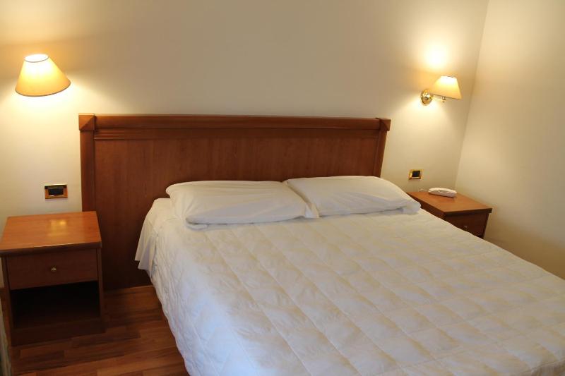 Classic Triple Room image 2