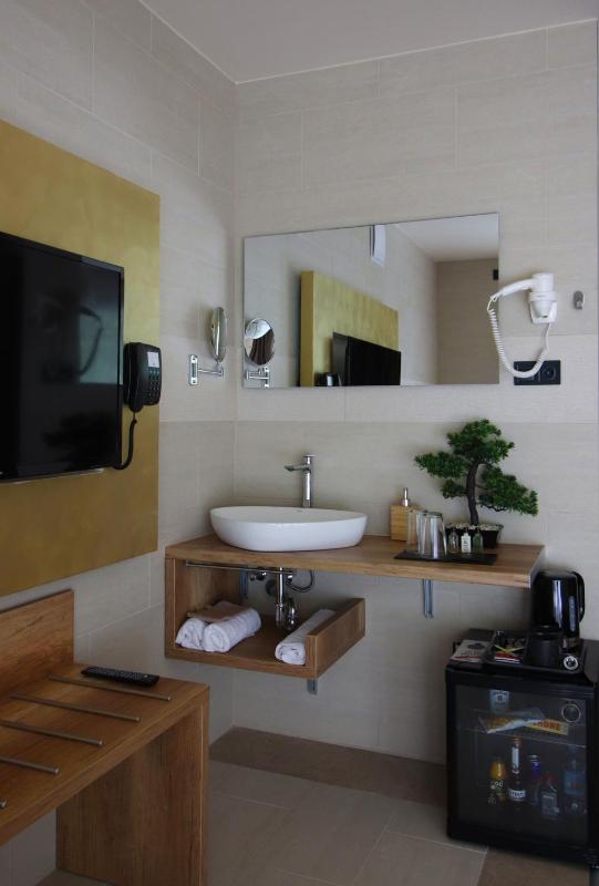 Queen Room with Spa Bath image 4