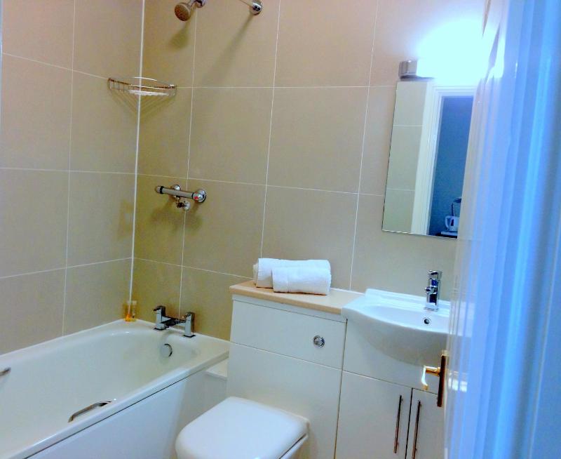 Twin Room image 3