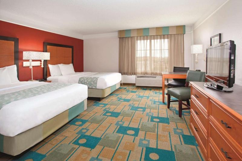 La Quinta Inn & Suites by Wyndham Colorado Springs South AP - image 36