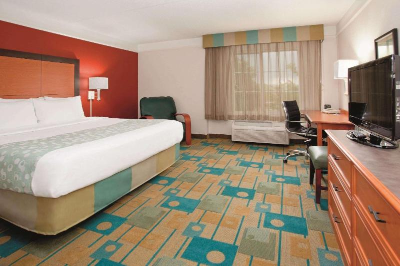 La Quinta Inn & Suites by Wyndham Colorado Springs South AP - image 5