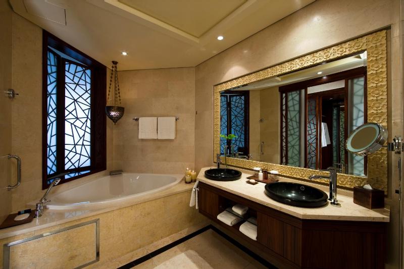 Raffles Club Twin Room with Terrace & Club Lounge Access- including Daily Breakfast, Evening Drinks & Canapes image 4