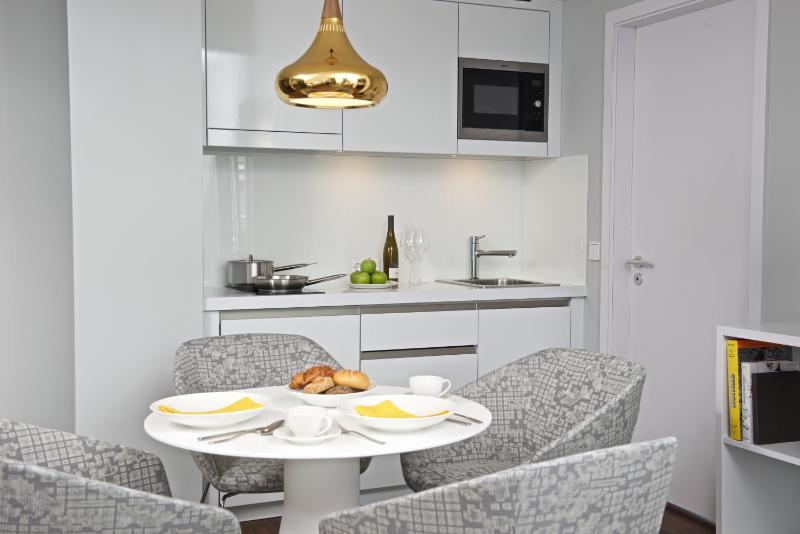 Deluxe One-Bedroom Apartment image 3