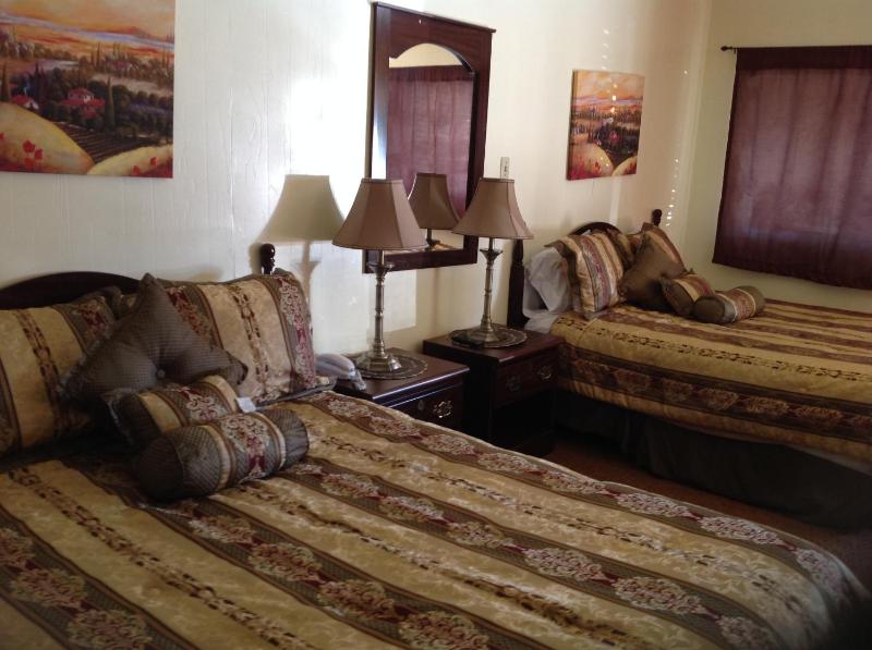 Queen Room with Two Queen Beds image 3