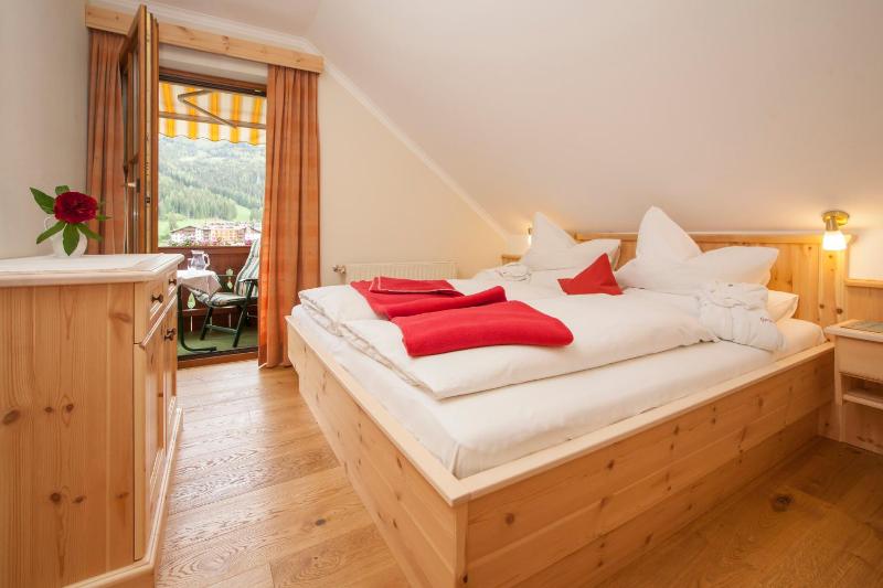 Comfort One-Bedroom Apartment with Balcony and Mountain View image 4