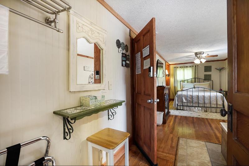 Queen Room with Spa Bath image 1