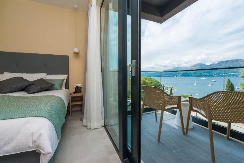 Double Room with Balcony and Sea View image 2
