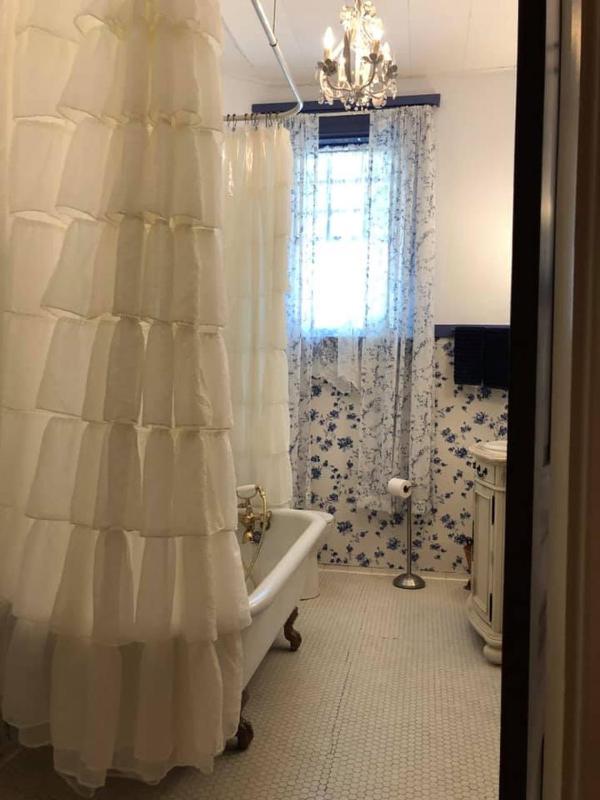 Queen Room with Garden View image 2