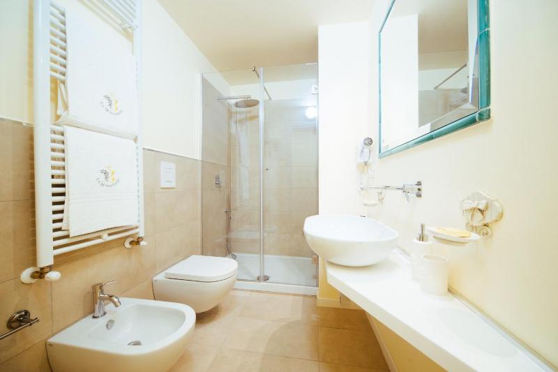 Economy Double Room image 3