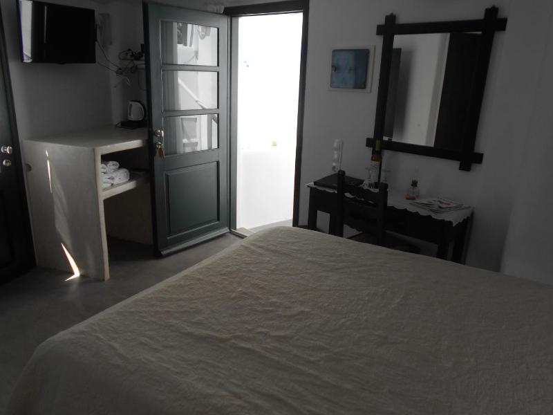 Double Room with Hot Tub and Caldera View image 3