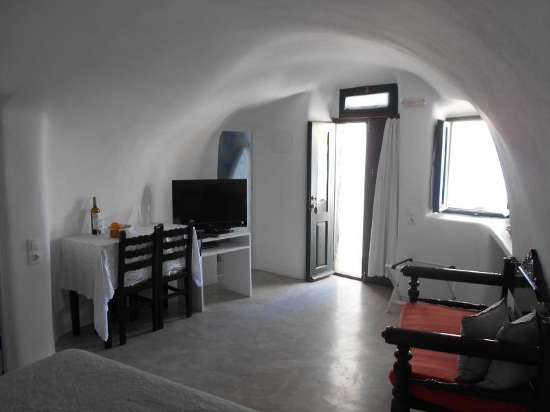 Cave House with Indoor Hot Tub and Caldera View image 4