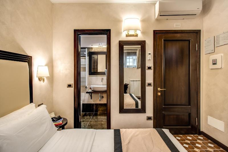 Economy Double Room image 2