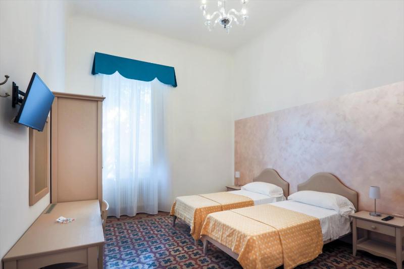Deluxe Triple Room image 3