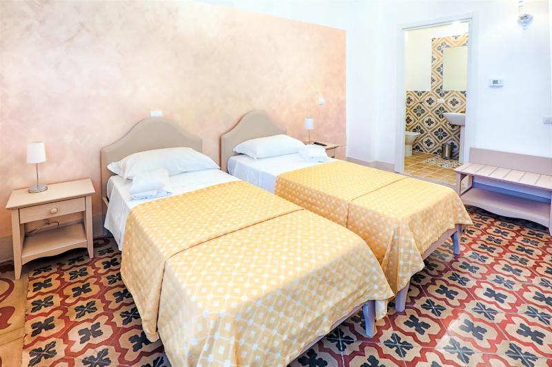 Deluxe Triple Room image 4