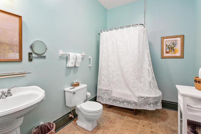 King Room - Room 201 image 2