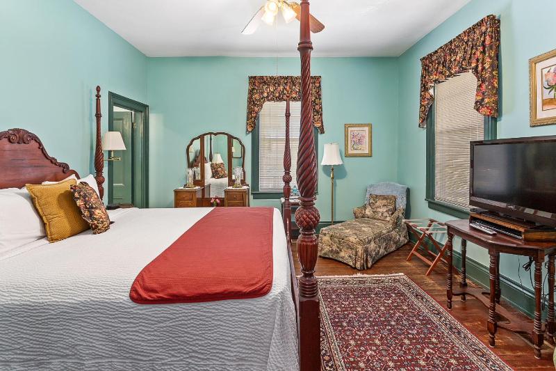 King Room - Room 201 image 3