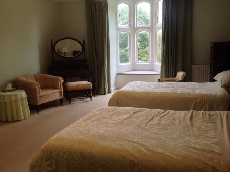Twin Room with Private External Bathroom image 4