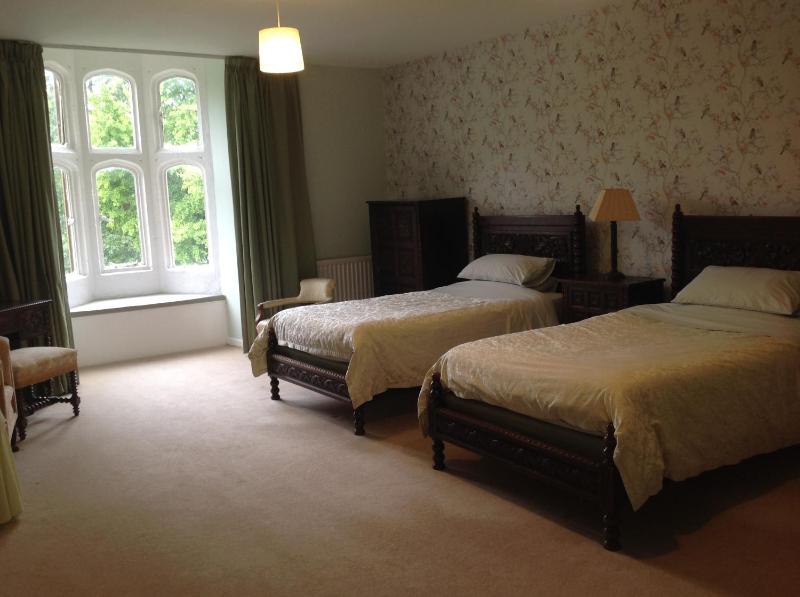 Twin Room with Private External Bathroom image 2