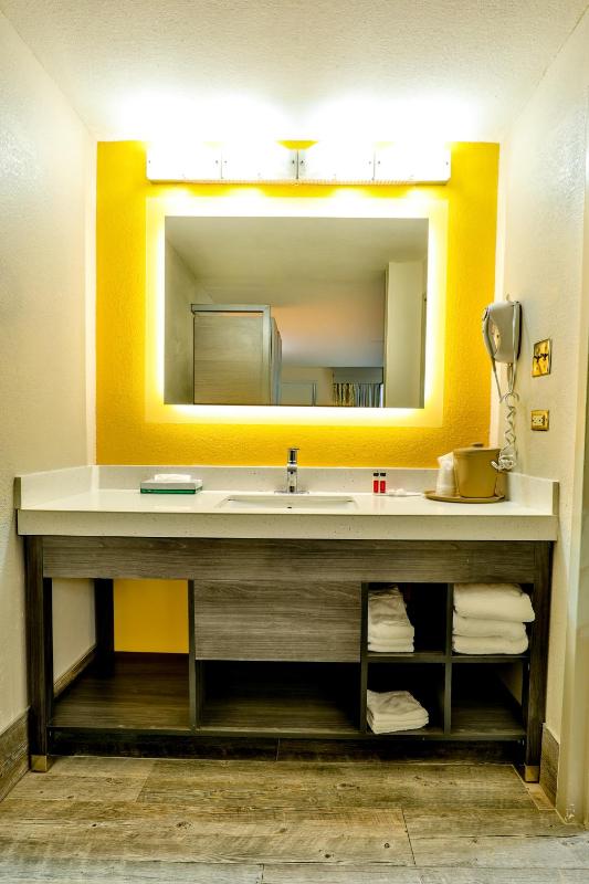 One-Bedroom Suite with Two Double Beds - Non-Smoking image 3
