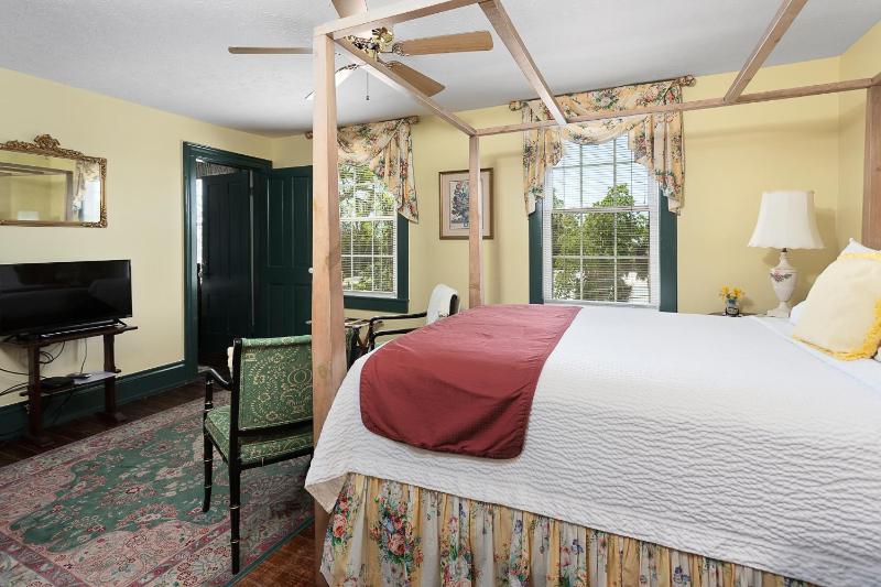 Queen Suite - Room 303 image 3