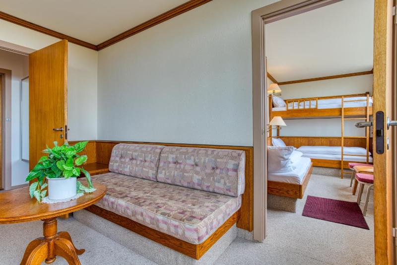 6-Bed Mixed Dormitory Room image 4