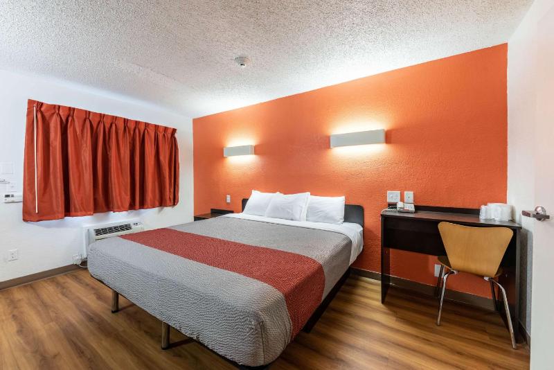 King Room - Non-Smoking image 4