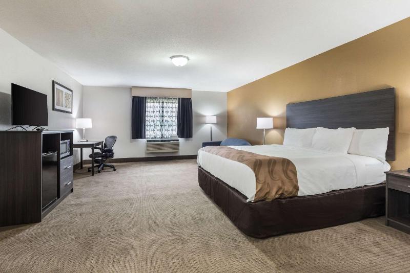 King Suite with Sofa Bed - Non-Smoking image 3